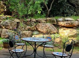 Alma BaHar - charming 2 bdrm house with garden עלמה בהר - דירת אירוח בלב גן פורח, hotel en Zikhron Ya‘aqov