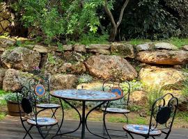 Alma BaHar - charming 2 bdrm house with garden עלמה בהר - דירת אירוח בלב גן פורח, hotel in Zikhron Ya'akov