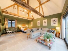 Spinney - a unique open plan barn, with private garden, maatilamajoitus kohteessa Evesham