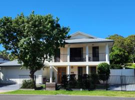 Akoya House 122 Tomaree Rd Pet friendly linen air conditioning WiFi and boat parking, Hotel in Shoal Bay