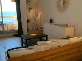 STUDIO LES PIEDS DANS LE SABLE, VUE MER & BALCON, hotel in Biarritz