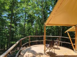 Private place for rest in the forest Tent 1 Forrest Cump, hotel in Lenoir