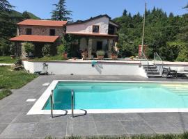 Casale del Pozzo-Villa with pool - Fosdinovo in the borgo of Pulica, hotel econômico em Tendola