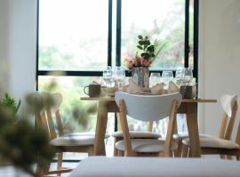 Newly Furnished Spacious 3BR Townhouse at GC，位于黄金海岸的酒店