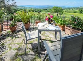 Lovely Apartment In Loc, Scalabrelli With Wifi, hotel a Catabbio