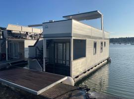 Floating sea house - PULA 1, hotel with jacuzzis in Pula