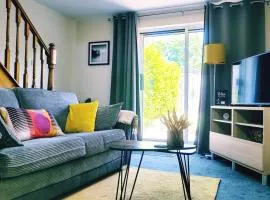 Modern 2 bed house- Free parking and close to the centre