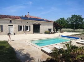 Gîte avec piscine au cœur de la campagne, hotel dengan parking di Saint-Aulais-la-Chapelle