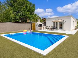 Cosy holiday home Infinity with pool and BBQ, cottage in Loborika