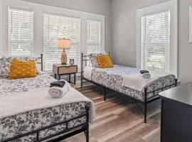 BeeKeeper's Inn - Beautifully Renovated 1929 Bungalow with 2 Bedrooms on Brick Street near Tampa's Attractions