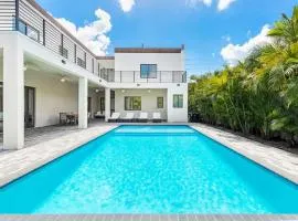 Granada Modern Luxury in Massive Mansion with Heated Pool