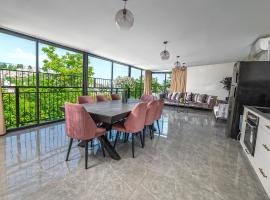 Moses Luxury Vacation Homes-מתחם פיניקס, villa sa Safed