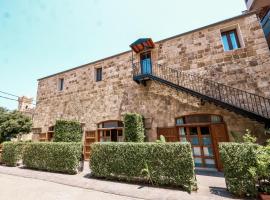 Old Town Guesthouses, hotel en Batroun