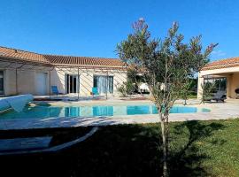 Villa 140 m² hab. avec piscine, hotel in Castres