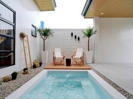 Bali-inspired Villa with Dipping Pool by Pallet Homes、イロイロのコテージ