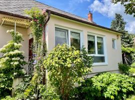 Landhaus mit Garten, ваканционна къща в Neutal