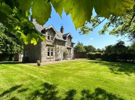 Luxury Garden Cottage, hotel in Dalry