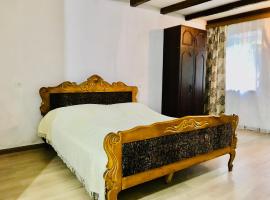 Room near the square, hotel with parking in Likani