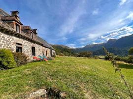 L'Impradine, grand gîte vue et nature splendides, huvila kohteessa Le Falgoux