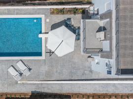 Modern, Cheerful & Dream Catching Villa in Corinth: Isthmia şehrinde bir havuzlu otel
