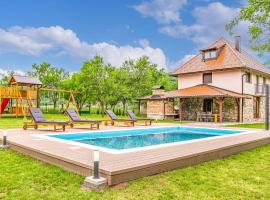 Amazing Home In Otocac With Wifi, 4 Bedrooms And Outdoor Swimming Pool, hotel sa bazenima u gradu Otočac