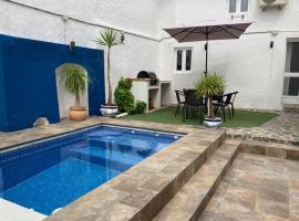 Traditional Village House with Private Pool in Villanueva de San Juan, hotel en Villanueva de San Juan