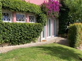 Quiet Studio with garden 8 Min from Beach, hotel di Estoril