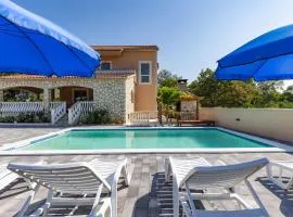 Holiday House Laetitia with pool