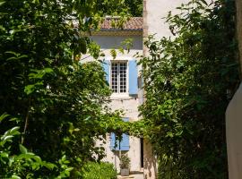 Hôtel LA MARGELLE: Pernes-les-Fontaines şehrinde bir otel