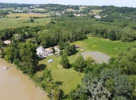 Le Cast'L 2 Coin de paradis en bord de Dordogne, hotel dengan parkir di La Rivière