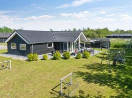 Beautiful Home In Idestrup With Sauna, hotel s vířivkou v destinaci Bøtø By