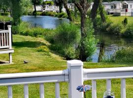Lake Escape - Hoburne Cotswolds, hotel with jacuzzis in South Cerney