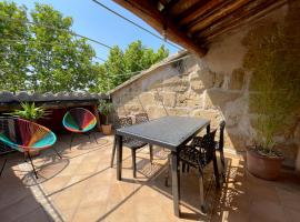 Spacieux duplex central avec terrasse tropézienne, casă de vacanță din Salon-de-Provence