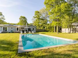 Luxurious Hamptons House with Heated Pool & Grill, hotel em Hampton Bays