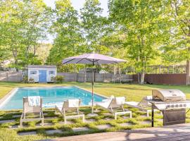 Luxurious Hamptons House with Heated Pool & Grill, hotel in Hampton Bays