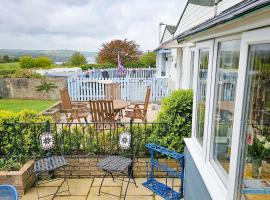 Dart Haven - cheerful holiday bungalow in Galmpton, hotel with parking in Galmpton