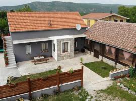 Forest Queen - Village holiday home, hotel with parking in Lećevica