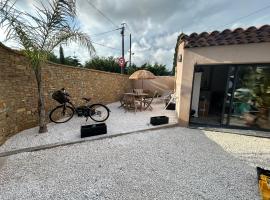 Charmant Studio dans villa - jardin privatif ., appartement à La Seyne-sur-Mer