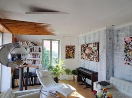 Mon appARTement - chambre avec salle de bains et wc dans un appartement atypique, ubytování v soukromí v destinaci Montbéliard