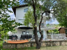 Villa MAXIMILIYAN, budgethotell i Albena