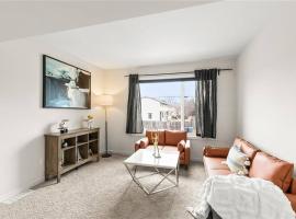 Quiet, modern, stylish, one King & two Queen size beds, central location, parking, apartment in Winnipeg