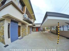 Stylish Townhouse in Balanga City Quiet Neighborhood, hotel na may parking sa Balanga