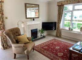 Exclusive 1 or 2 Bedroom Apartment with Summer House and Hot Tub, hotel with parking in Daventry