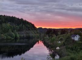 Glamping on idyllic lake, paddle boards & rowboat, glampingplads i Porsgrunn