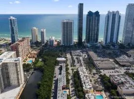 Cute, cozy condo walk to the beach!