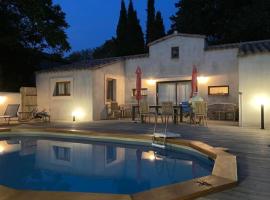 Lodge with private pool surrounded by vineyards、アジーユのホテル