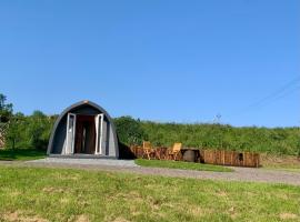 Waterpump Pod for 2 adults with ensuite in the Suffolk Countryside, hotel with parking in Badingham