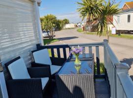 Seaside Holiday Home Inside a Resort, hotel in Selsey