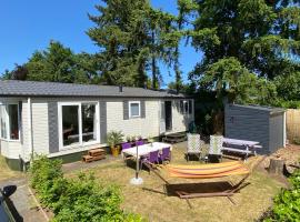 Ruim en modern chalet in de Veluwse bossen, hotell i Putten