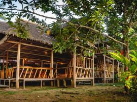 Tres Chimbadas Lake Lodge, complejo de cabañas en Tambopata
